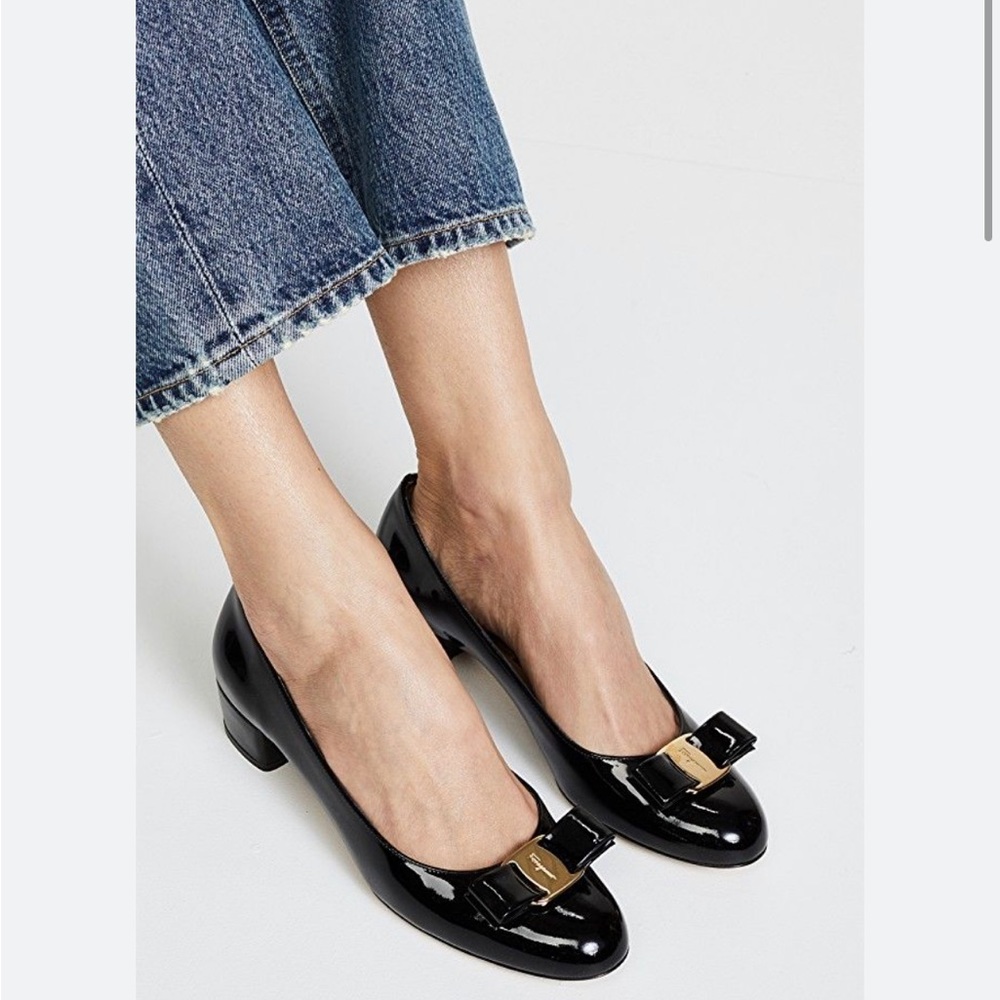 Ferragamo Elinda bow heel
